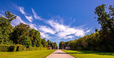 LA MOTTE TILLY, FRANCE, AĞUSTOS 07, 2016: La Motte Tilly kalesinin dış ve bahçeleri, Ağustos 07, 2016, La Motte Tilly, Fransa