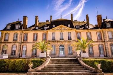 LA MOTTE TILLY, FRANCE, AĞUSTOS 07, 2016: La Motte Tilly kalesinin dış ve bahçeleri, Ağustos 07, 2016, La Motte Tilly, Fransa