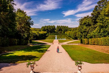 LA MOTTE TILLY, FRANCE, AĞUSTOS 07, 2016: La Motte Tilly kalesinin dış ve bahçeleri, Ağustos 07, 2016, La Motte Tilly, Fransa
