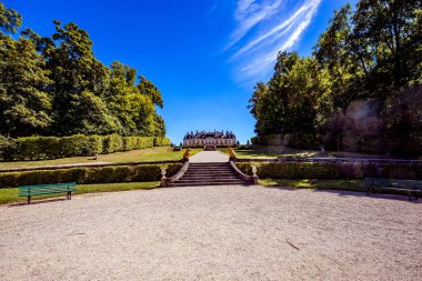 LA MOTTE TILLY, FRANCE, AĞUSTOS 07, 2016: La Motte Tilly kalesinin dış ve bahçeleri, Ağustos 07, 2016, La Motte Tilly, Fransa