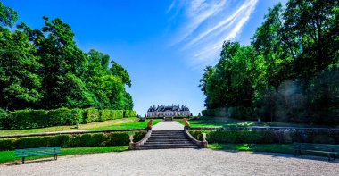 LA MOTTE TILLY, FRANCE, AĞUSTOS 07, 2016: La Motte Tilly kalesinin dış ve bahçeleri, Ağustos 07, 2016, La Motte Tilly, Fransa