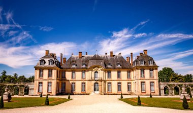 LA MOTTE TILLY, FRANCE, AĞUSTOS 07, 2016: La Motte Tilly kalesinin dış ve bahçeleri, Ağustos 07, 2016, La Motte Tilly, Fransa