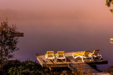 Lac-Superieur rıhtımının manzarası, sisli bir sabah, Laurentides, Mont-Titrek, Quebec, Kanada