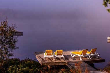 Lac-Superieur rıhtımının manzarası, sisli bir sabah, Laurentides, Mont-Titrek, Quebec, Kanada