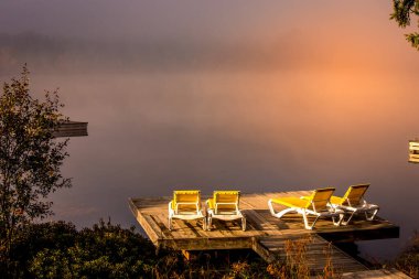 Lac-Superieur rıhtımının manzarası, sisli bir sabah, Laurentides, Mont-Titrek, Quebec, Kanada