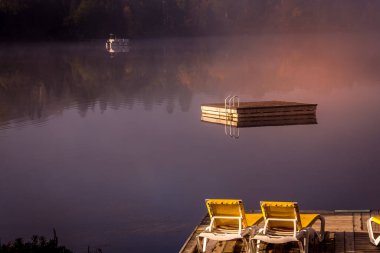 Lac-Superieur rıhtımının manzarası, sisli bir sabah, Laurentides, Mont-Titrek, Quebec, Kanada