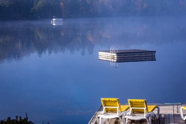 Lac-Superieur rıhtımının manzarası, sisli bir sabah, Laurentides, Mont-Titrek, Quebec, Kanada