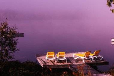 Lac-Superieur rıhtımının manzarası, sisli bir sabah, Laurentides, Mont-Titrek, Quebec, Kanada