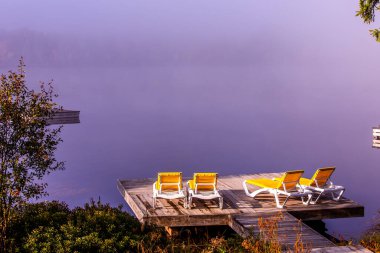 Lac-Superieur rıhtımının manzarası, sisli bir sabah, Laurentides, Mont-Titrek, Quebec, Kanada