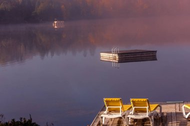 Lac-Superieur rıhtımının manzarası, sisli bir sabah, Laurentides, Mont-Titrek, Quebec, Kanada