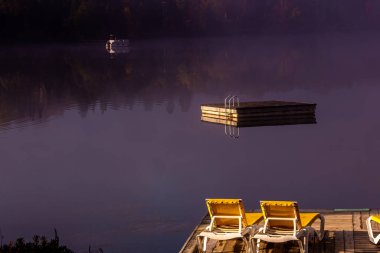 Lac-Superieur rıhtımının manzarası, sisli bir sabah, Laurentides, Mont-Titrek, Quebec, Kanada