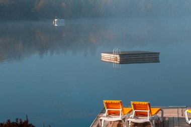 Lac-Superieur rıhtımının manzarası, sisli bir sabah, Laurentides, Mont-Titrek, Quebec, Kanada