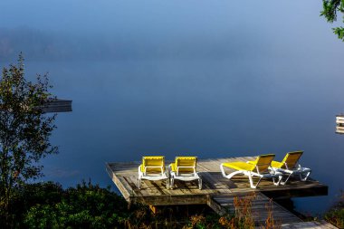 Lac-Superieur rıhtımının manzarası, sisli bir sabah, Laurentides, Mont-Titrek, Quebec, Kanada