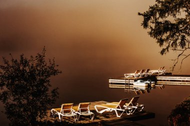Lac-Superieur rıhtımının manzarası, sisli bir sabah, Laurentides, Mont-Titrek, Quebec, Kanada