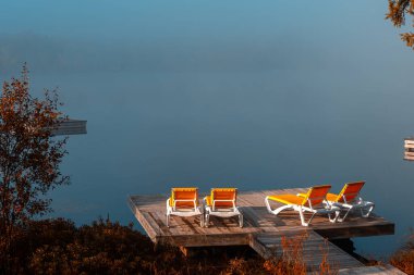 Lac-Superieur rıhtımının manzarası, sisli bir sabah, Laurentides, Mont-Titrek, Quebec, Kanada