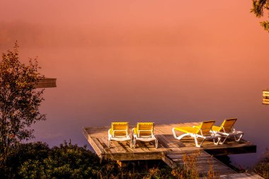Lac-Superieur rıhtımının manzarası, sisli bir sabah, Laurentides, Mont-Titrek, Quebec, Kanada