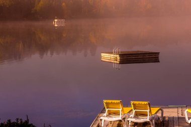 Lac-Superieur rıhtımının manzarası, sisli bir sabah, Laurentides, Mont-Titrek, Quebec, Kanada