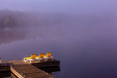 Lac-Superieur rıhtımının manzarası, sisli bir sabah, Laurentides, Mont-Titrek, Quebec, Kanada