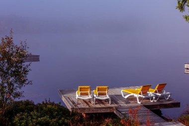 Lac-Superieur rıhtımının manzarası, sisli bir sabah, Laurentides, Mont-Titrek, Quebec, Kanada