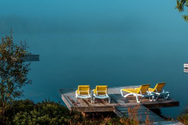 Lac-Superieur rıhtımının manzarası, sisli bir sabah, Laurentides, Mont-Titrek, Quebec, Kanada