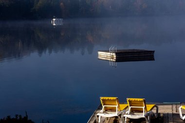 Lac-Superieur rıhtımının manzarası, sisli bir sabah, Laurentides, Mont-Titrek, Quebec, Kanada