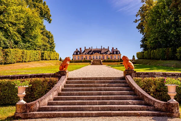 LA MOTTE TILLY, FRANCE, AĞUSTOS 07, 2016: La Motte Tilly kalesinin dış ve bahçeleri, Ağustos 07, 2016, La Motte Tilly, Fransa