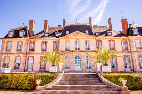 LA MOTTE TILLY, FRANCE, AĞUSTOS 07, 2016: La Motte Tilly kalesinin dış ve bahçeleri, Ağustos 07, 2016, La Motte Tilly, Fransa