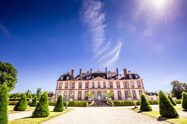 LA MOTTE TILLY, FRANCE, AĞUSTOS 07, 2016: La Motte Tilly kalesinin dış ve bahçeleri, Ağustos 07, 2016, La Motte Tilly, Fransa