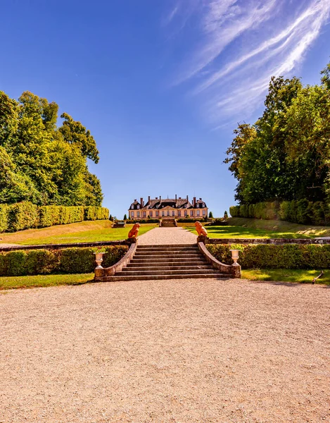 LA MOTTE TILLY, FRANCE, AĞUSTOS 07, 2016: La Motte Tilly kalesinin dış ve bahçeleri, Ağustos 07, 2016, La Motte Tilly, Fransa