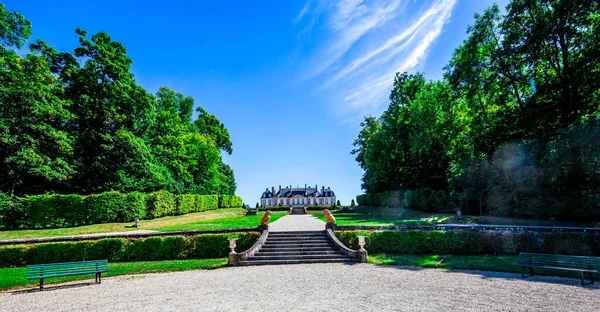 LA MOTTE TILLY, FRANCE, AĞUSTOS 07, 2016: La Motte Tilly kalesinin dış ve bahçeleri, Ağustos 07, 2016, La Motte Tilly, Fransa