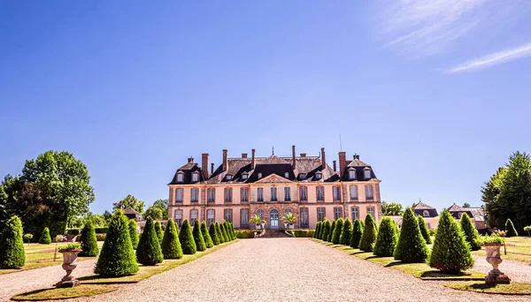 LA MOTTE TILLY, FRANCE, AĞUSTOS 07, 2016: La Motte Tilly kalesinin dış ve bahçeleri, Ağustos 07, 2016, La Motte Tilly, Fransa