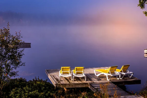 Lac-Superieur rıhtımının manzarası, sisli bir sabah, Laurentides, Mont-Titrek, Quebec, Kanada