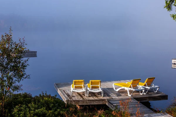 Lac-Superieur rıhtımının manzarası, sisli bir sabah, Laurentides, Mont-Titrek, Quebec, Kanada