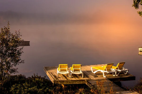 Lac-Superieur rıhtımının manzarası, sisli bir sabah, Laurentides, Mont-Titrek, Quebec, Kanada