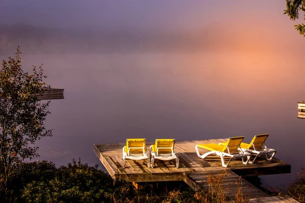 Lac-Superieur rıhtımının manzarası, sisli bir sabah, Laurentides, Mont-Titrek, Quebec, Kanada