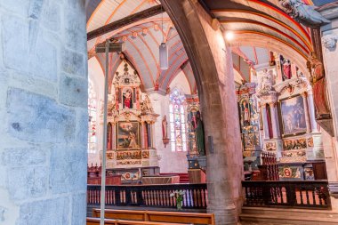 SIZUN, FINISTthe, BRANY, FRANCE, 17 MAYIS 2025: Kilisenin iç ve mimari detayları