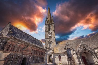 SIZUN, FINISTthe, BRANY, FRANCE, 17 MAYIS 2025: Parish Close Kilisesi 'nin dış ve mimari ayrıntıları, Fransızca terimi enclos paroissial 