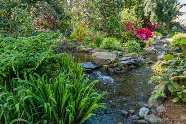 Bir bahçe Seatac, Washington üzerinden bir dere akar.