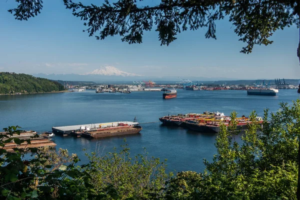 Gemiler gelir ve Tacoma meşgul bağlantı noktası gider. Mount Rainier mesafedir.