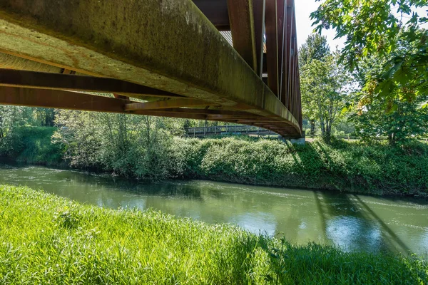 Uma Vista Baixo Uma Ponte Metal Enferrujado Que Atravessa Rio — Fotografia de Stock