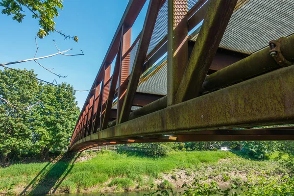 Widok Spod Zardzewiały Metal Spaceru Most Który Obejmuje Rzeki Green — Zdjęcie stockowe