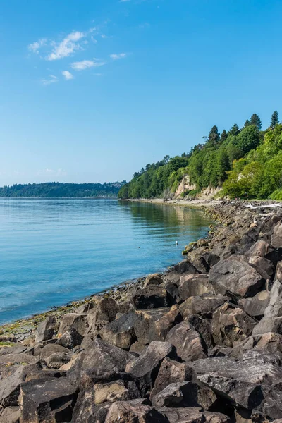 Kayalık sahil tuzlu su State Park Des Moines, Washington'da bir manzara çekim.