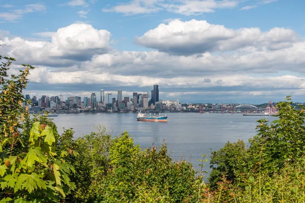 Bir gemi Seattle manzarası önünde oturur.