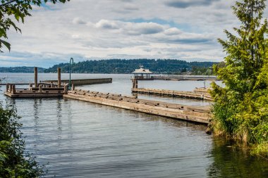 Tekne kalkış Geen Coulon Park Renton, Washington, iskelede bir görünümünü.