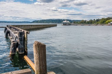 Tekne kalkış Geen Coulon Park Renton, Washington, iskelede bir görünümünü.