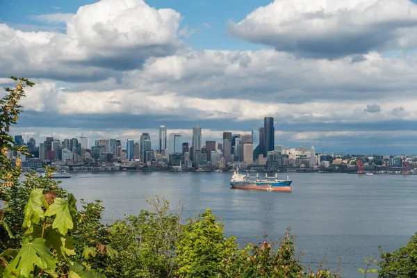 Loď Leží Před Panorama Seattlu — Stock fotografie
