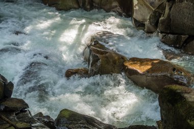 Kayalar ve Denny Crreek Washington eyaletinde, whitewater bir closeup çekim.