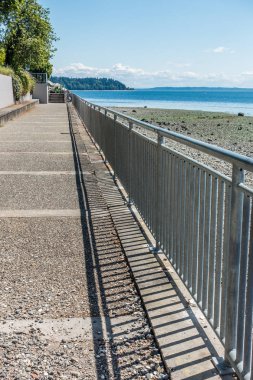 Bir metal çit Batı Seattle, Washington'da bir geçit hatları.