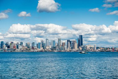 Bir görünümü ile bulutlar yukarıdaki Seattle Skyline.