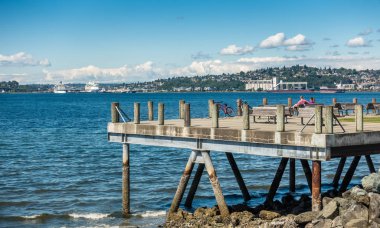 Seattle, Washington'da dayalı yolcu gemilerine doğru bir Batı Seattle iskele bakıyor.